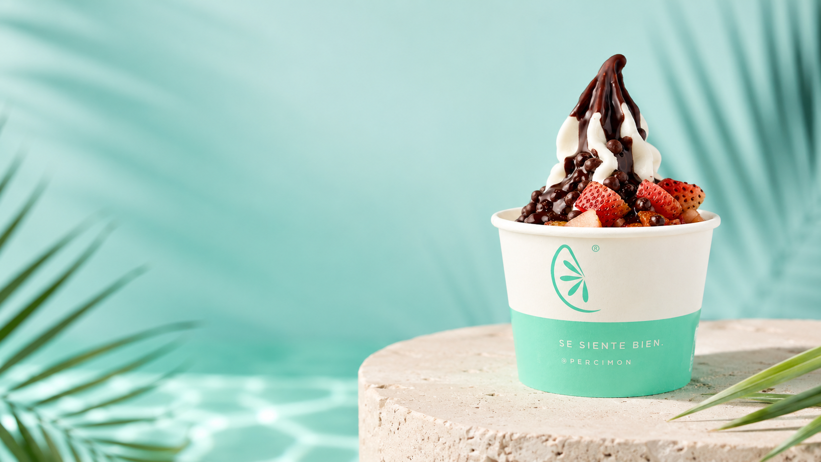 Vaso de Helado de Yogurt Pércimon junto a la piscina